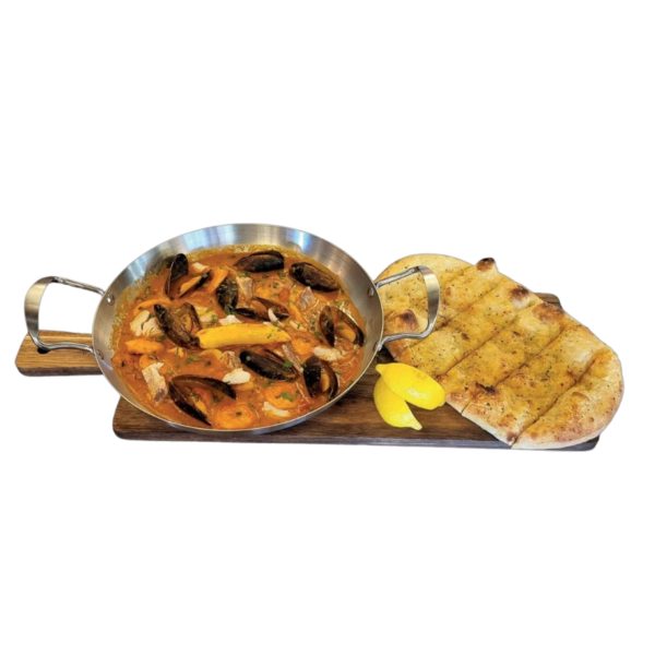 Tigaie picantă cu fructe de mare și pește, servită cu focaccia cu usturoi și brânză dură